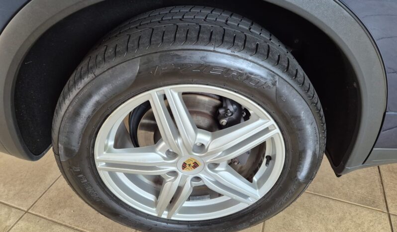 
								Porsche Cayenne V6 completo									