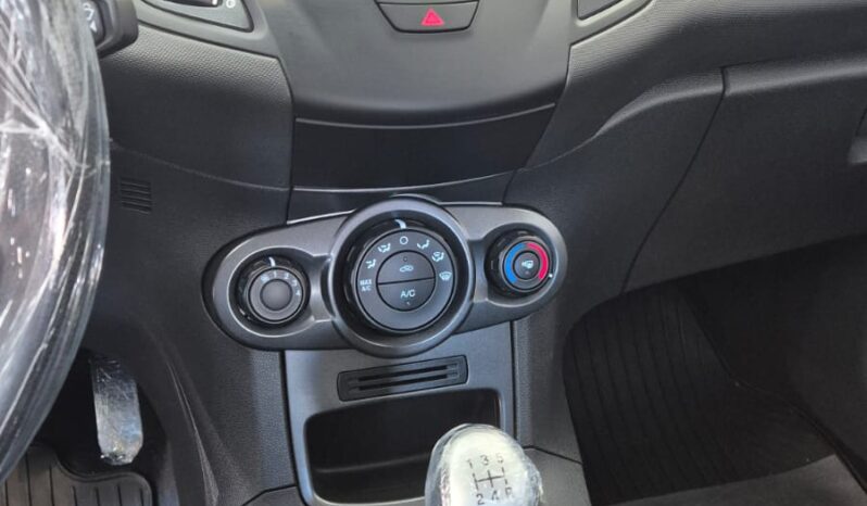 
								Ford Fiesta 1.6 Flex 2015 completo									