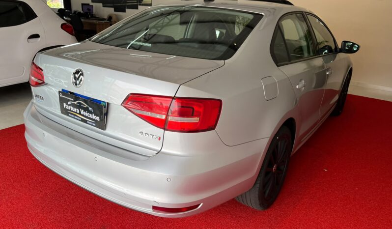 
								Volkswagen Jetta 2.0 TSI completo									