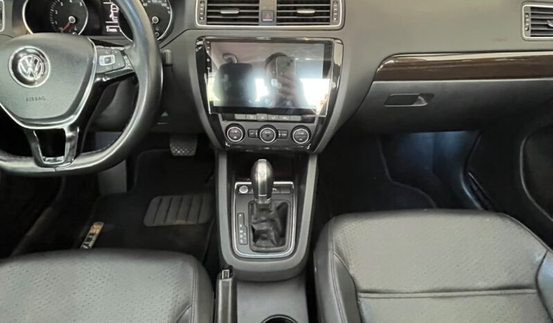 
								Volkswagen Jetta 2.0 TSI completo									