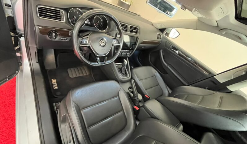 
								Volkswagen Jetta 2.0 TSI completo									
