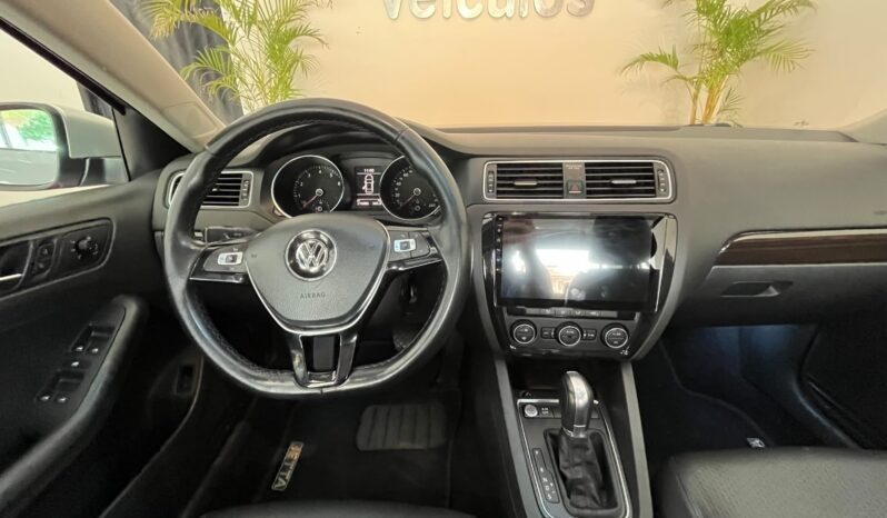 
								Volkswagen Jetta 2.0 TSI completo									