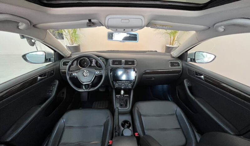 
								Volkswagen Jetta 2.0 TSI completo									