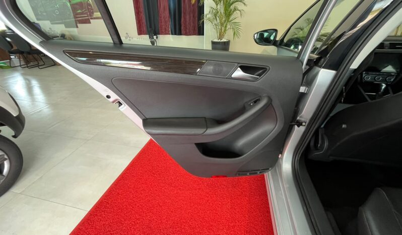 
								Volkswagen Jetta 2.0 TSI completo									