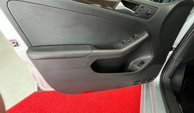 
								Volkswagen Jetta 2.0 TSI completo									